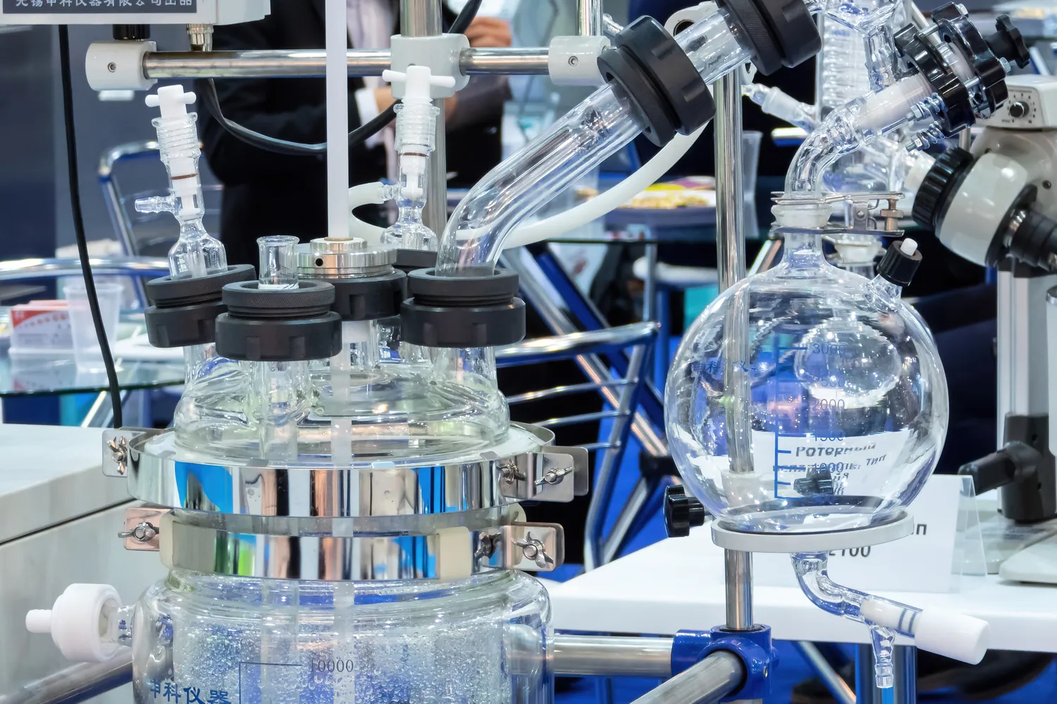 Destylator przemysłowy w produkcji farmaceutycznej